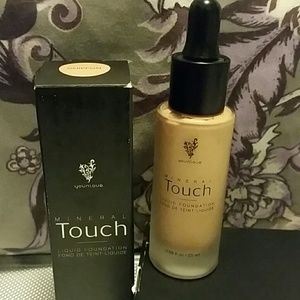 NIB Younique mineral liquid foundation